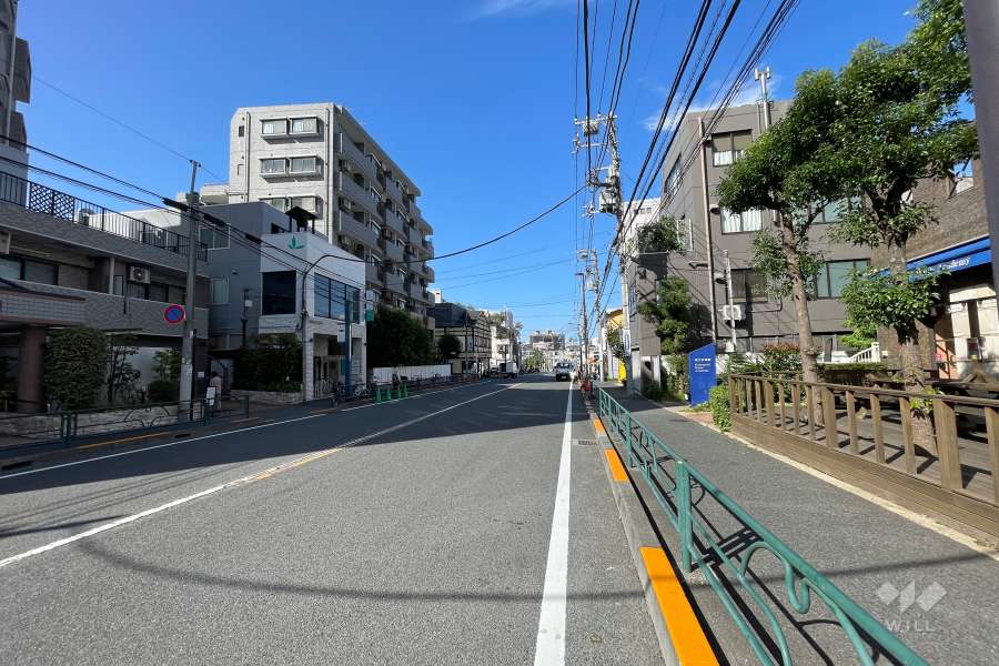 敷地東側の前面道路（南側から）