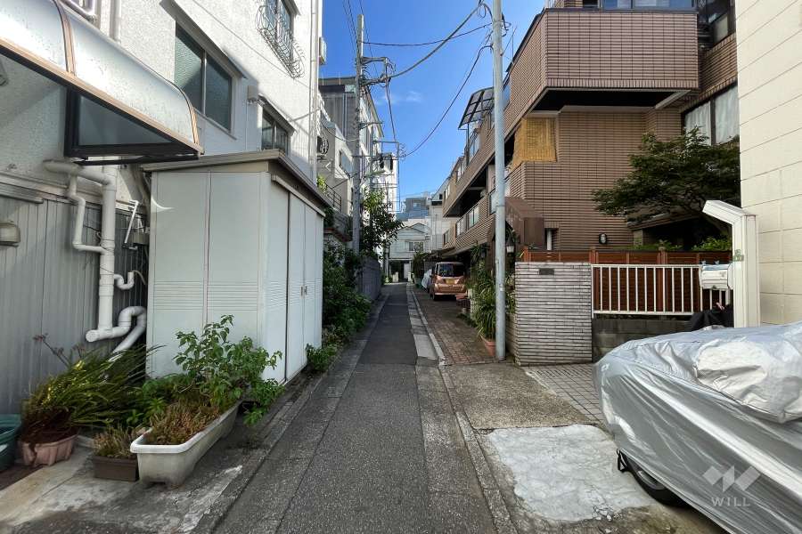 敷地北側の前面道路（東側から）