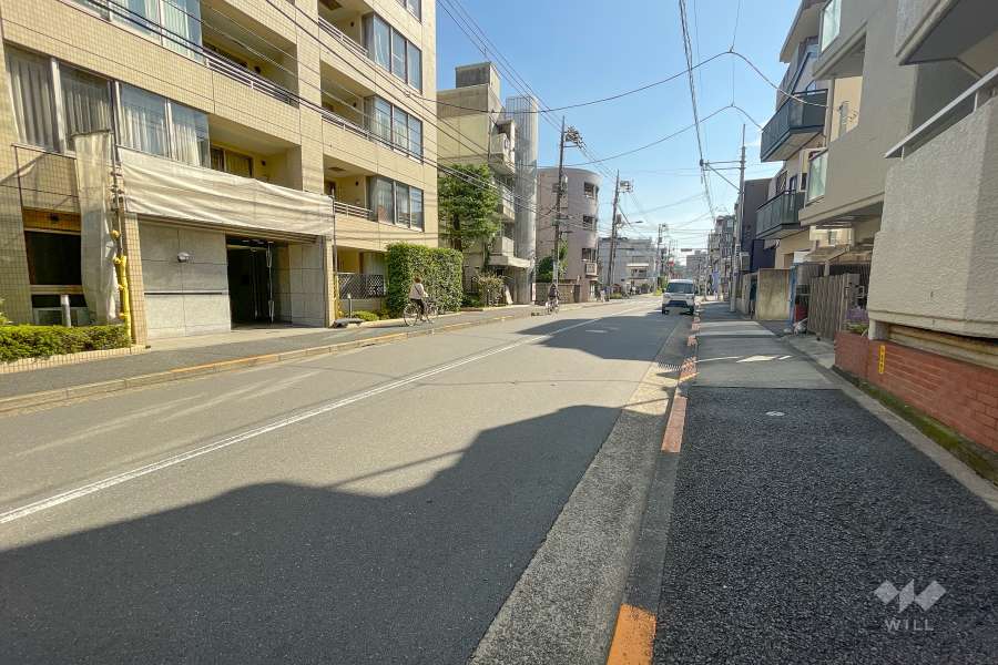敷地北側の前面道路（東側から）