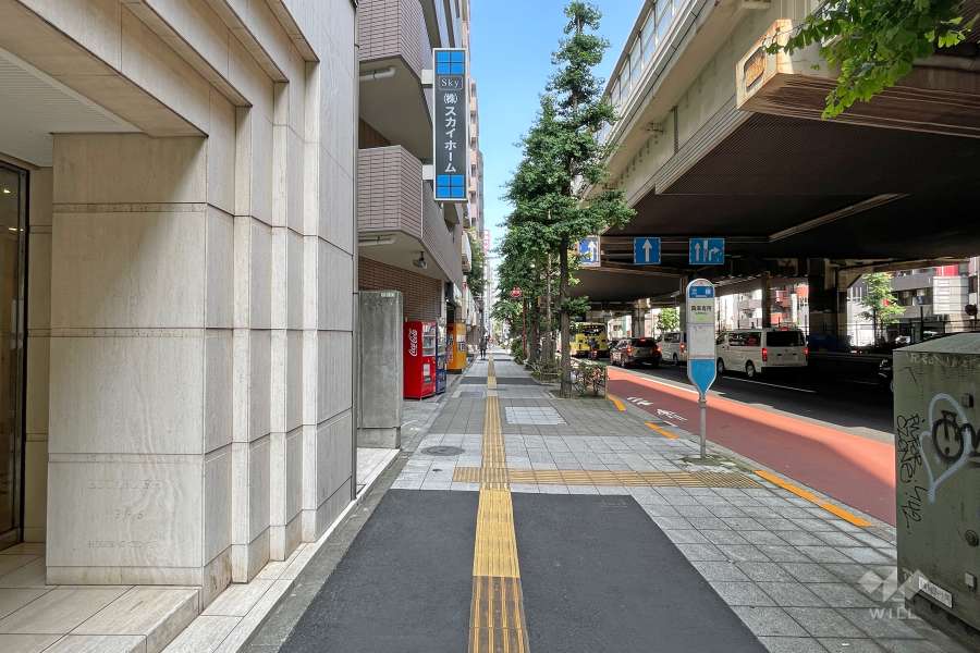敷地南側の前面道路（西側から）：