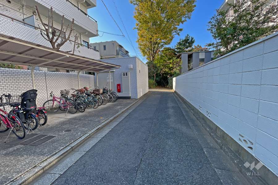 敷地北西側の前面道路（北東側から）