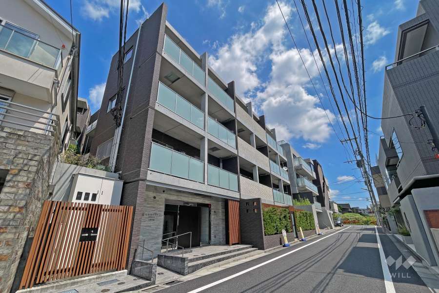 ラグシスヒルズ三軒茶屋の外観（南西側から）