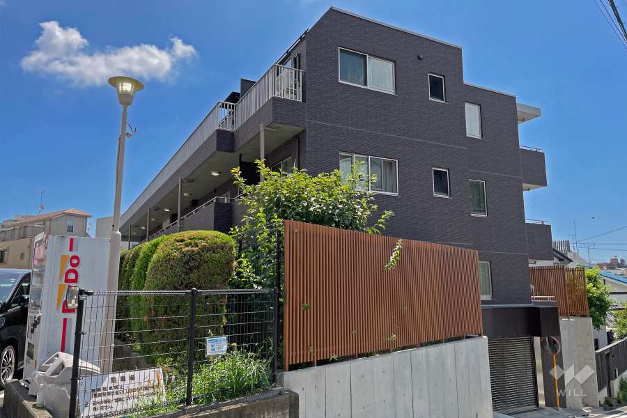 ラグシスヒルズ三軒茶屋の外観（北西側から）