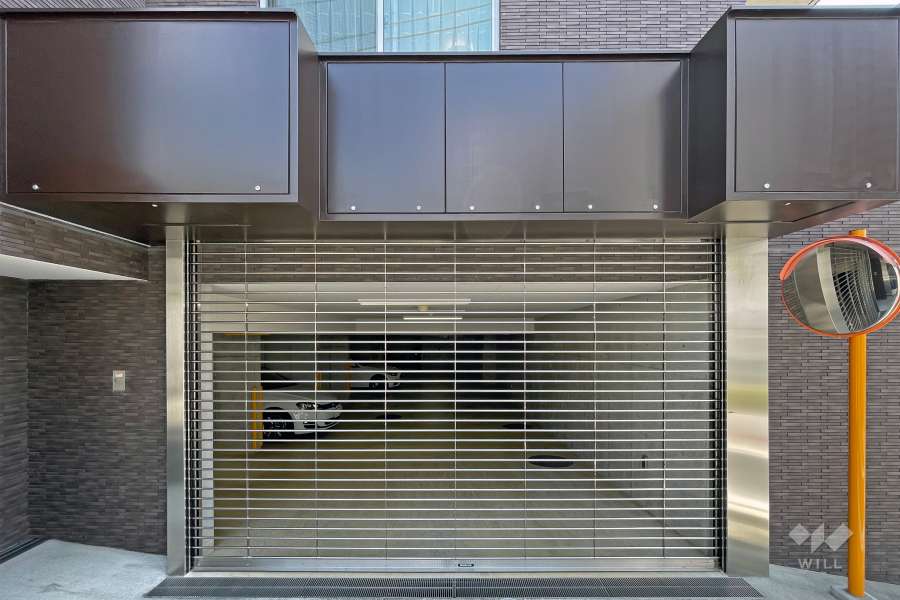 駐車場の出入り口（シャッター付き）