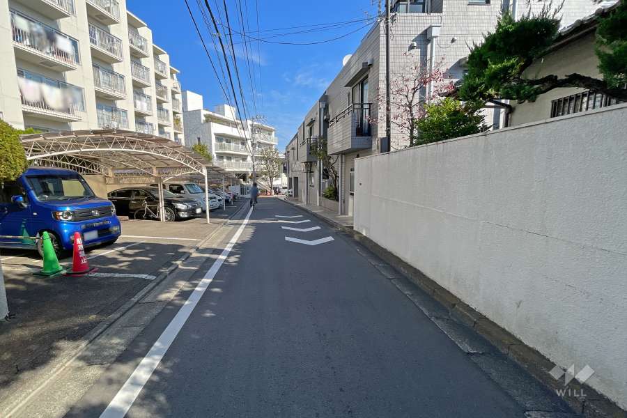 敷地南東側の前面道路（南西側から）