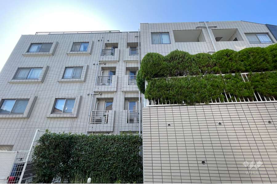 グラーサ三軒茶屋の外観（東側から）