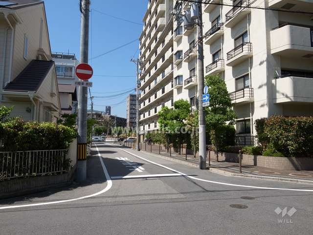 西側の前面道路（南側から）