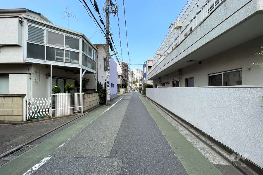 敷地北側の前面道路（西側から）