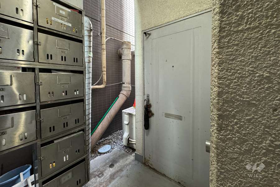 住戸入り口（共用ポスト）