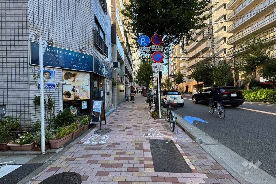 敷地南側の前面道路（西側から）