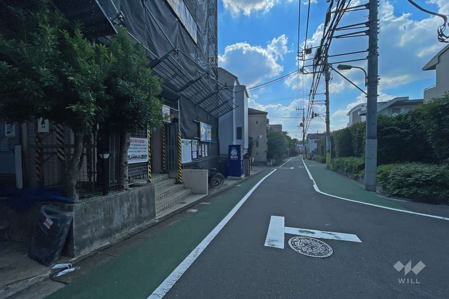 敷地西側の前面道路（北側から）