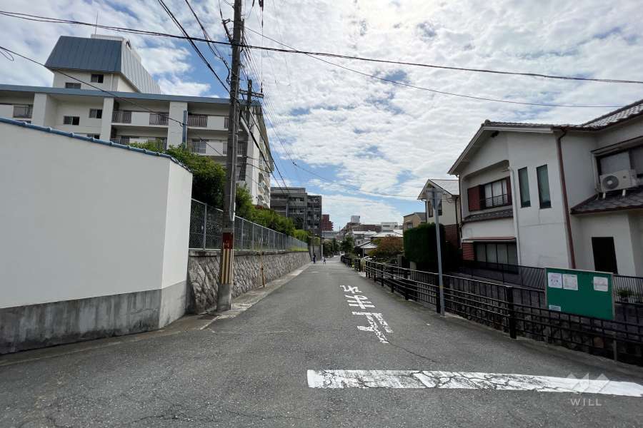 敷地西側の前面道路（北側から）