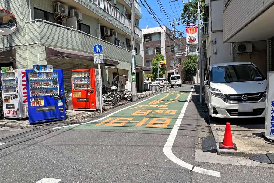 敷地東側の前面道路(南側から)