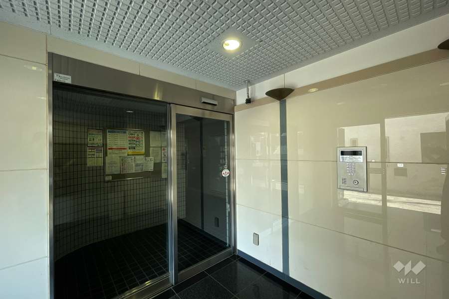 エントランスはオートロック付きです。