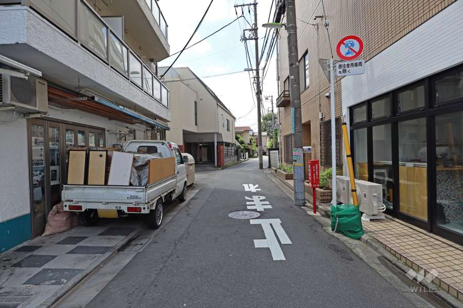 敷地西側の前面道路(北側から)