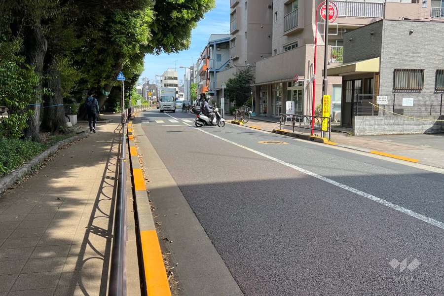 敷地北側の前面道路(北西側から)