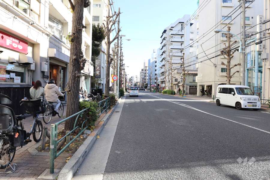 敷地南側の前面道路は世田谷通りです（西側から）。