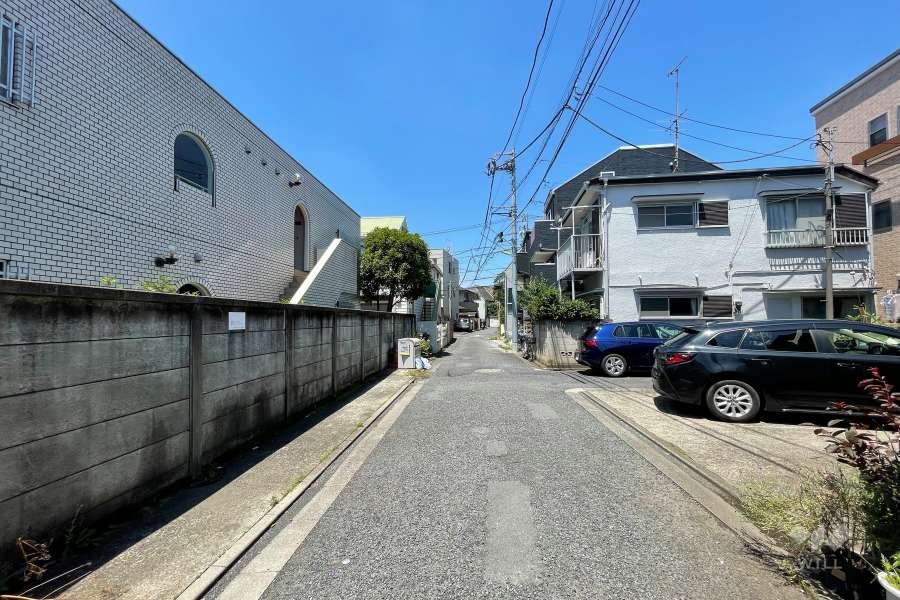 敷地北側の前面道路（東側から）