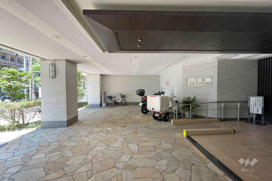 エントランス前は高級感のある石畳敷き