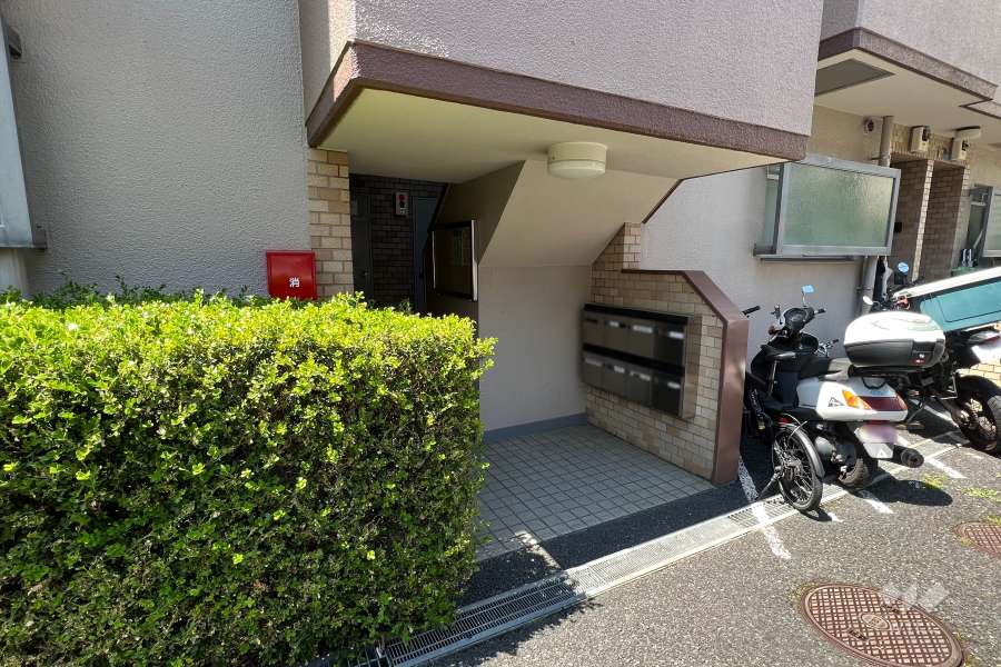 住戸入り口（共用ポスト）