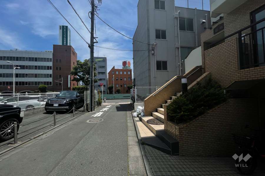 エントランス側道路の西から