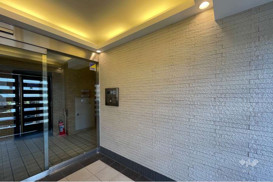 エントランスはオートロック付きです。