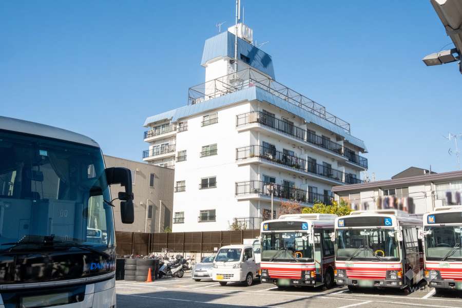 秀和若林レジデンスの外観（南東側から）