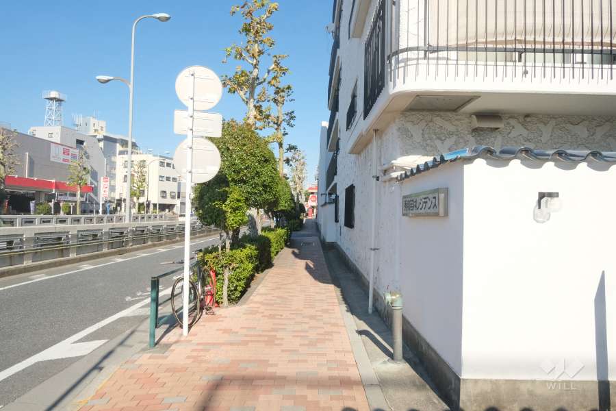 敷地西側の前面道路