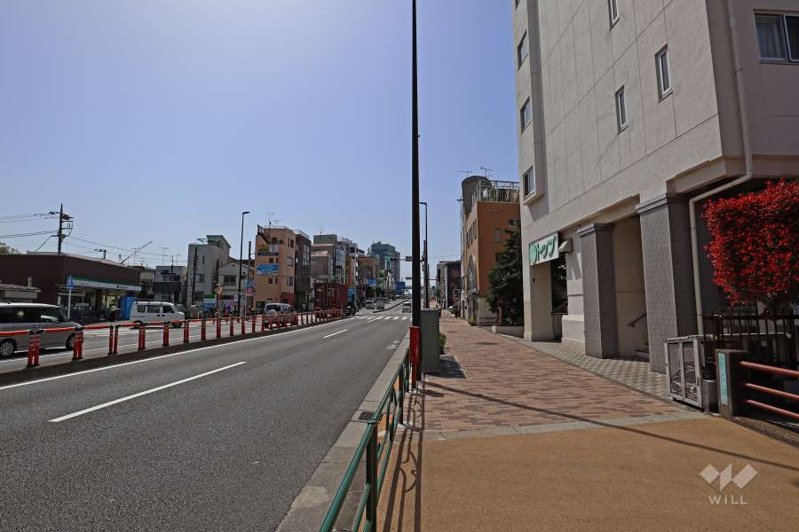 敷地東側の前面道路（北側から）