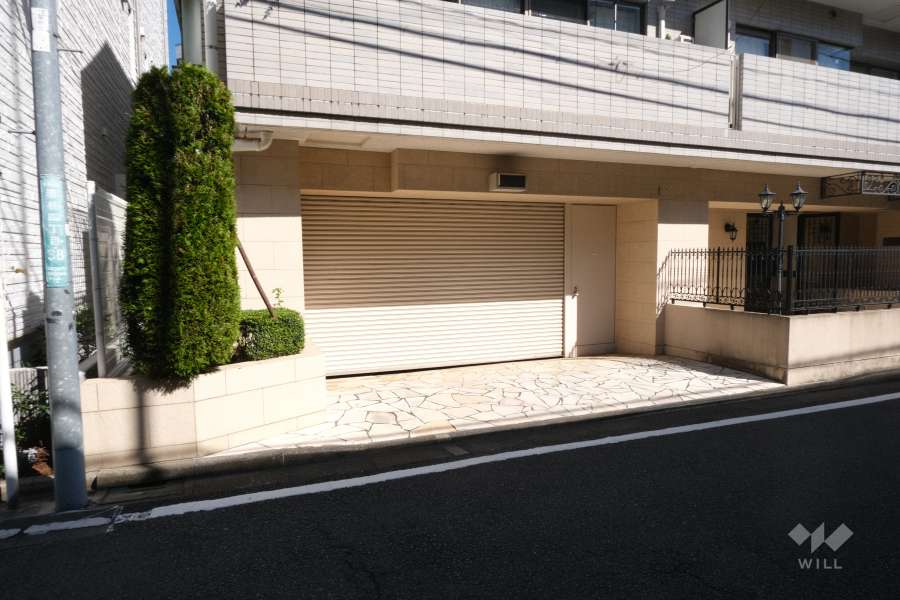 駐車場の出入り口（シャッター付き）
