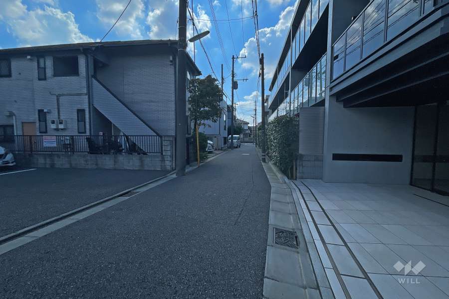 敷地南東側の前面道路（北東側から）