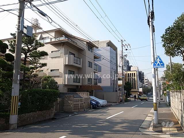 敷地北側が二車線の通りに面しています。