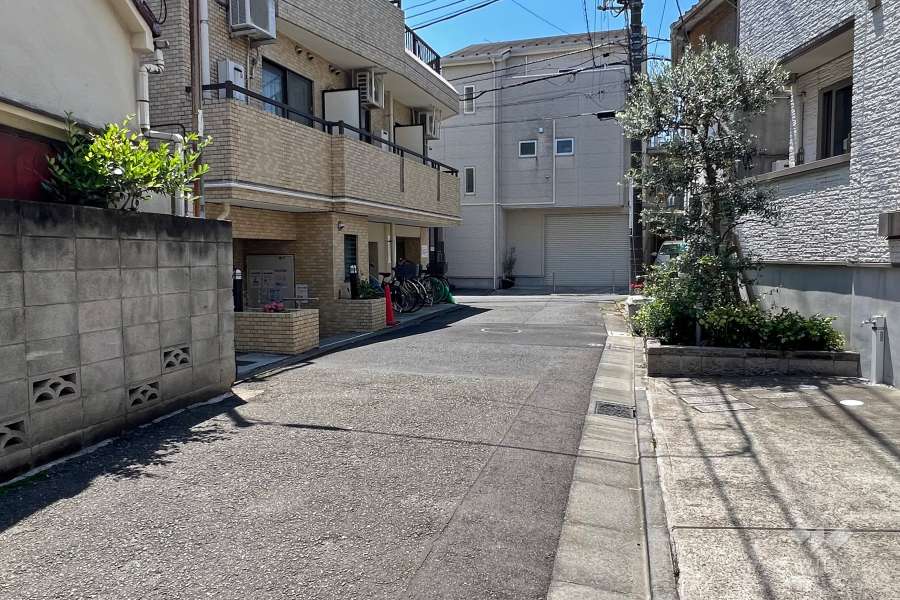 敷地北西側の前面道路