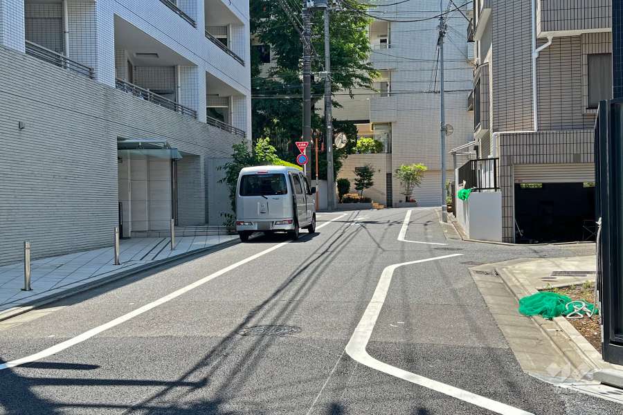 敷地の西側前面道路(北西側から)