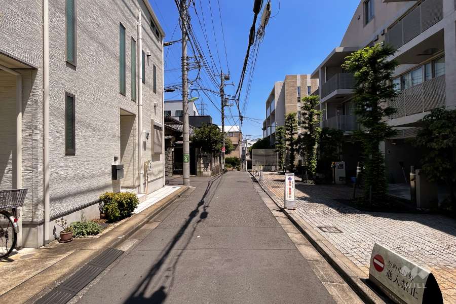 敷地西側の前面道路（南側から）