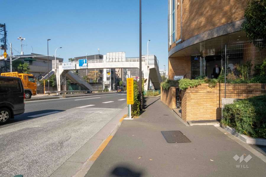 敷地西側の前面道路