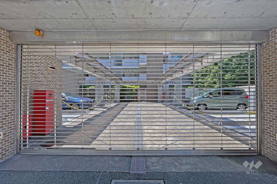 駐車場の出入り口（シャッター付き）