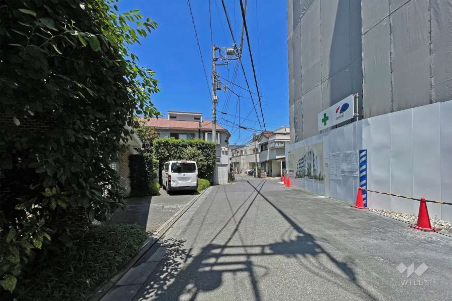 敷地北東側の前面道路（南東側から）
