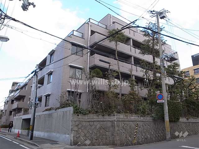芦屋ヒューマンズの外観（南西側から）　外壁は高級感のあるタイル張り。