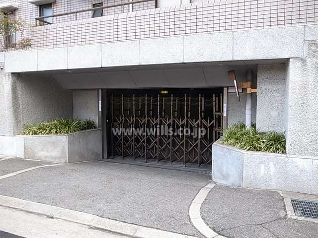 地階にある敷地内駐車場（ゲート付き）