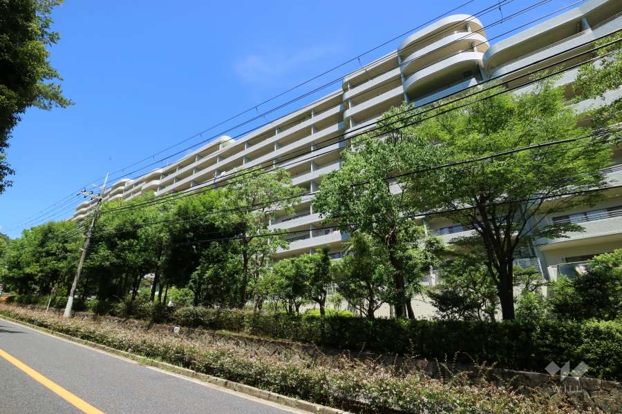 阪急逆瀬台アヴェルデ　3番館の外観（南東側から）