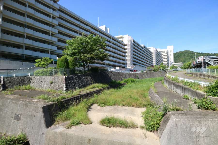 敷地北側を白瀬川が流れています。