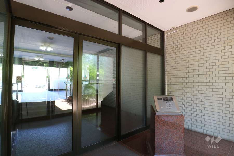 エントランスはオートロック付きです。