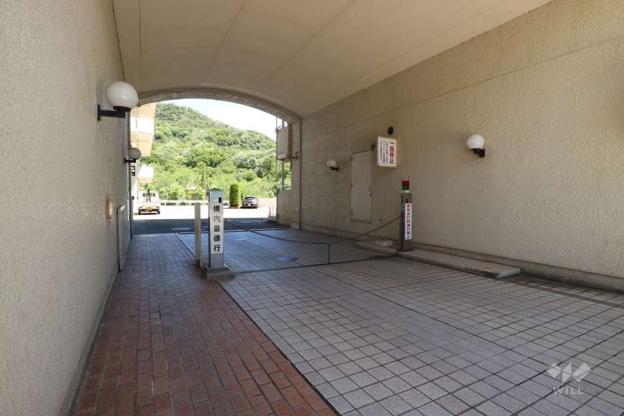 駐車場の出入り口（ロボットゲート付き）