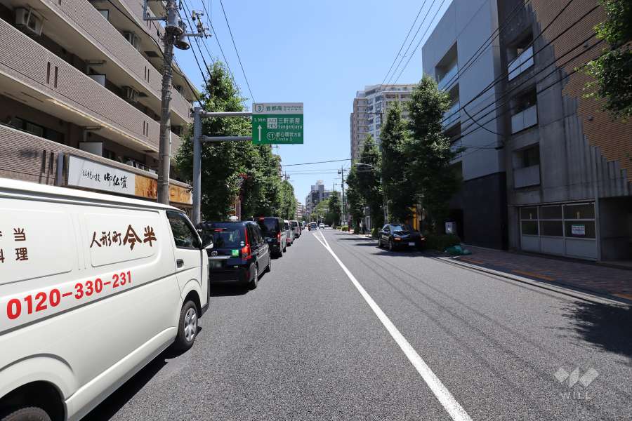敷地南東側の前面道路（南西側から）
