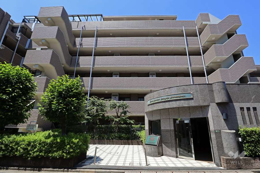 ライオンズマンション世田谷若林の外観（東側から）