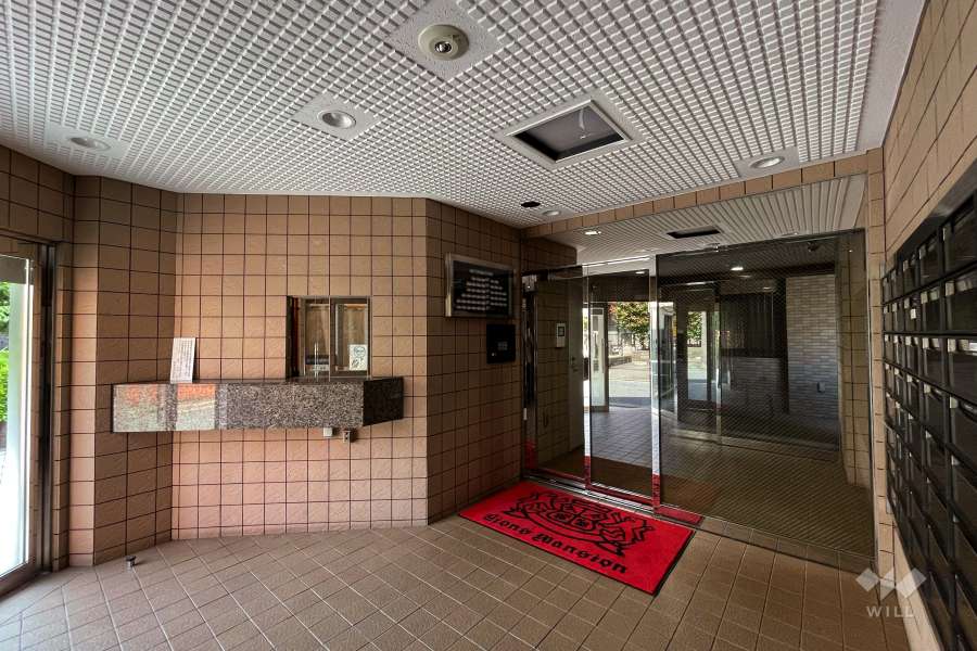 エントランスはオートロック付きです。