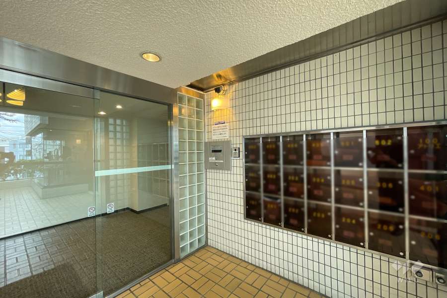 エントランスはオートロック付きです。