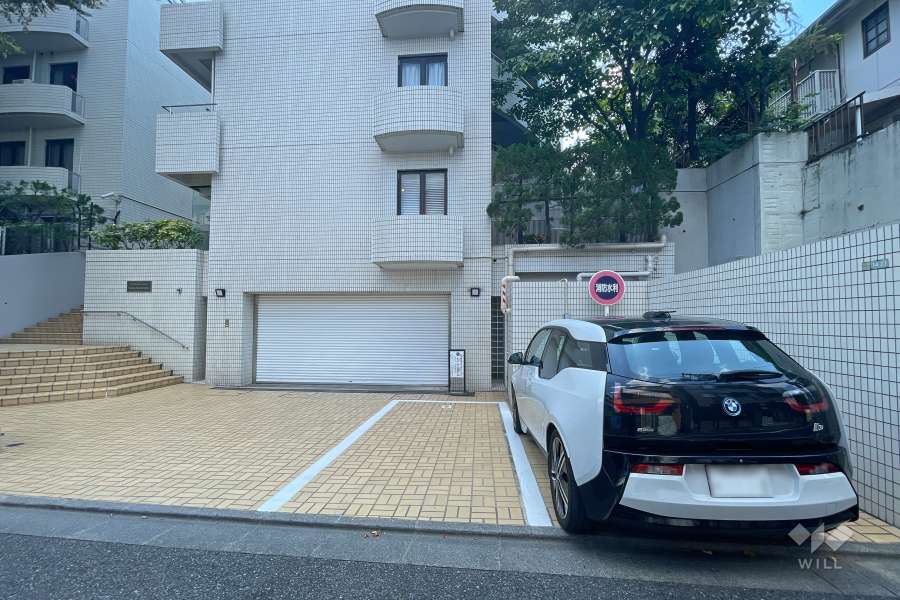 駐車場の出入り口（シャッター付き）