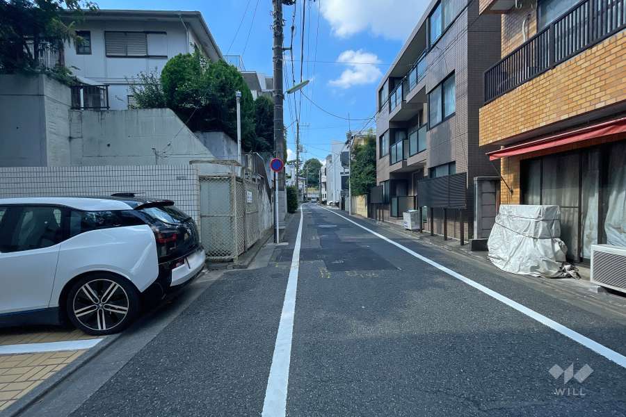 敷地北東側の前面道路（南東側から）